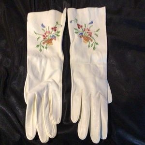Womans white kid gloves like new unworn with gentle embroidery sz 6.1/2